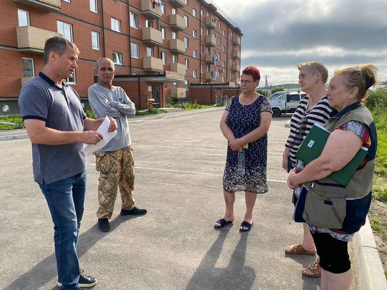 Жильцы нового дома по Новоникольскому проезду познакомились со своим  депутатом | 25.07.2022 | Уссурийск - БезФормата